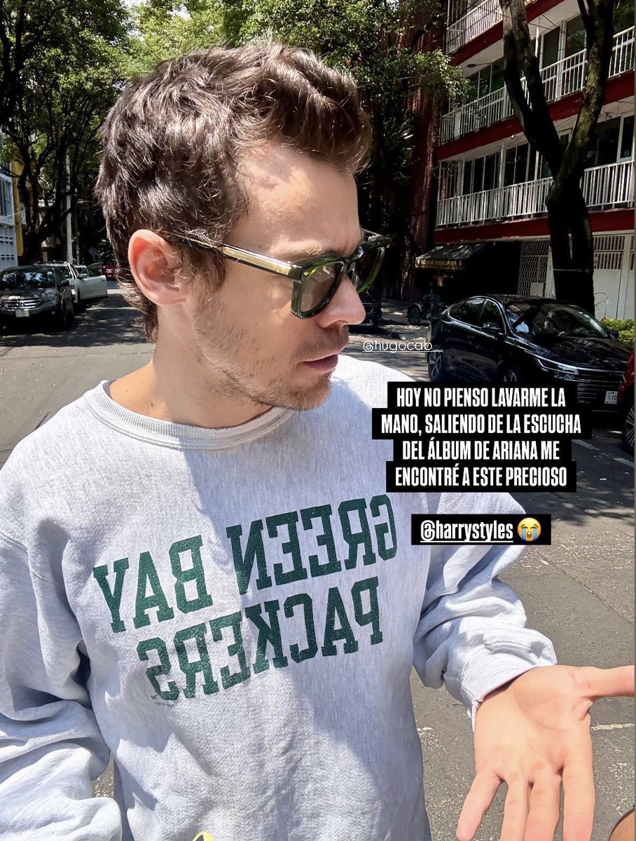 hsdaily's tweet photo. Harry with a fan out and about in Mexico City today - 1 August (via hugocab_) https://t.co/ZIhfNmKiFD