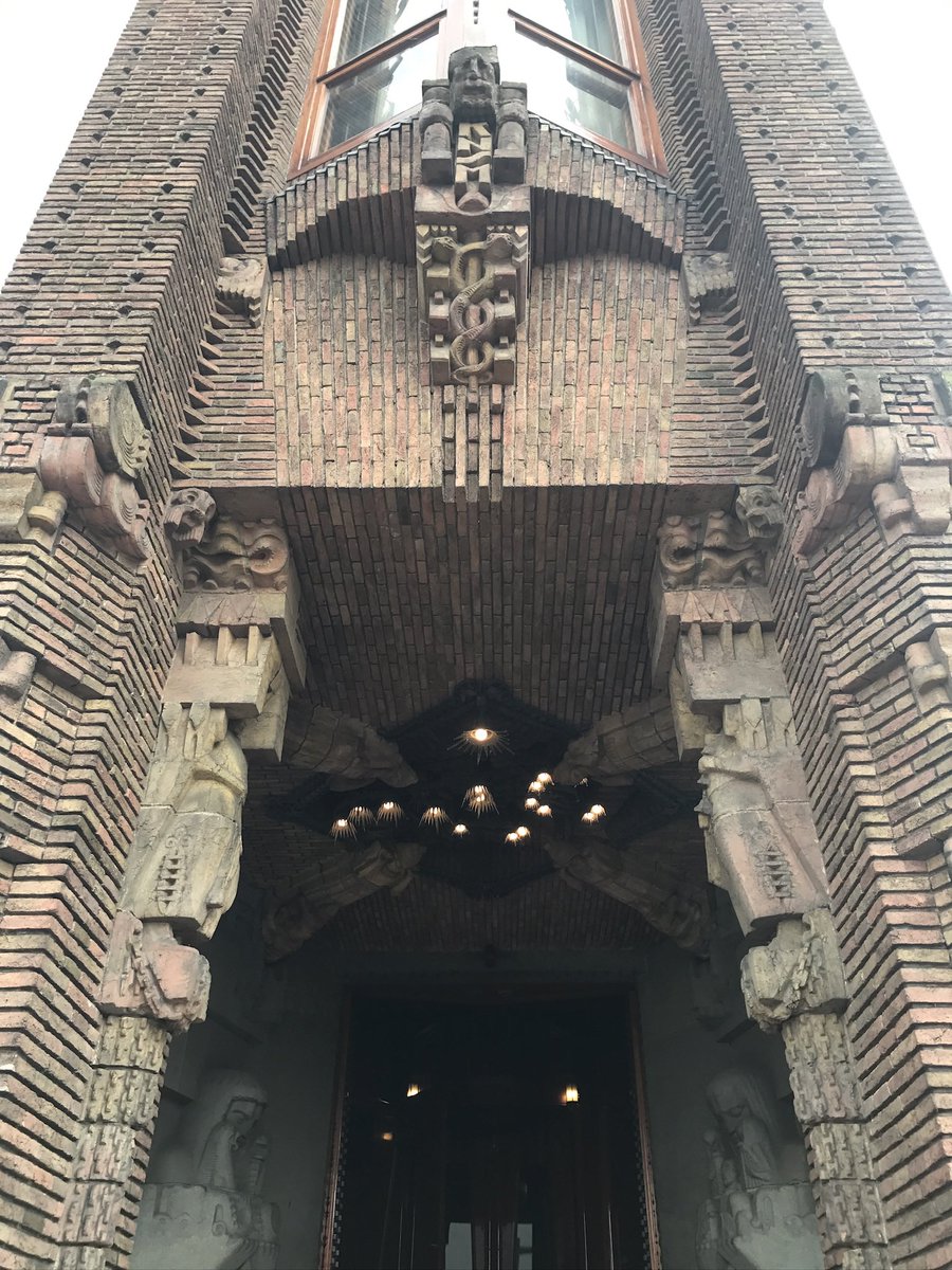 gmoult's tweet photo. brick expressionism forever https://t.co/mmLyLw6jnx