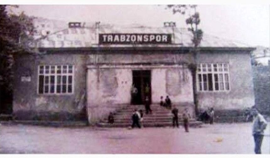 Emreis61's tweet photo. Bugün; tarihi, mücadelesi ve büyük taraftarıyla Türk futboluna iz bırakan Trabzonspor’un 59. kuruluş yıl dönümünü kutluyorum.

Nice başarılara, nice şampiyonluklara ve birlikte yazılacak yeni zaferlere…

59. yılın kutlu olsun @Trabzonspor 💙❤️ https://t.co/9bwpNKsEHI