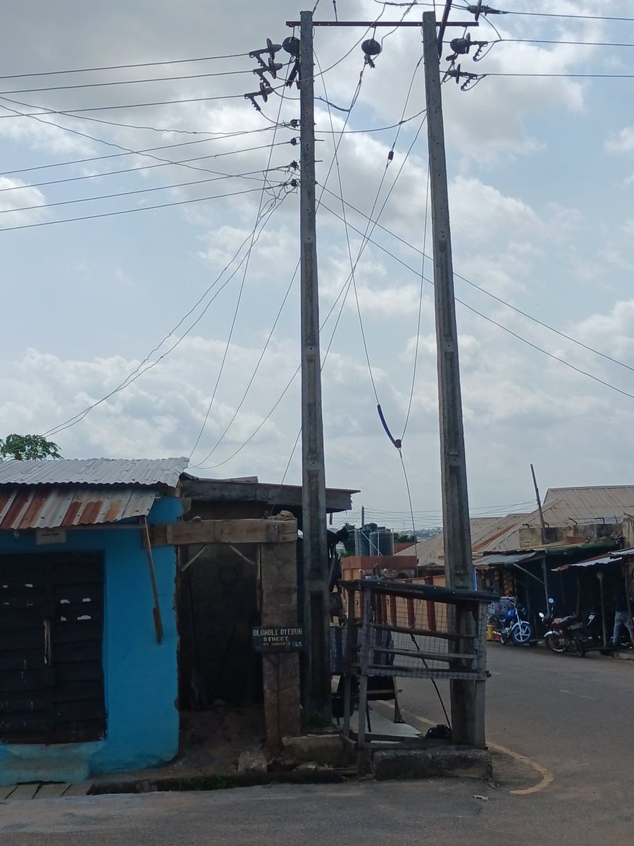 AkinsolaAwake's tweet photo. @UrbanAlert @Osun_State_Gov @IBEDC_NG @InsideOsogbo @Afooo_afooo @simeonboxco This as reported in the year 2023. It is surprising to see that the work that was stopped then had continued. As we can see the construction is at roofing level.
Relevant authorities should take the necessary steps. If possible charge the owner to the court of law or demolish it https://t.co/5GvzpwpCPS