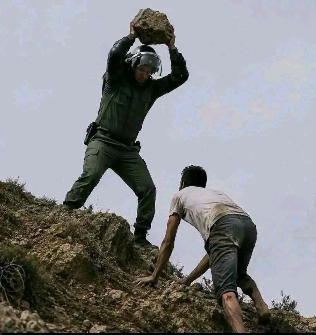 AttafWarda's tweet photo. من الصور التي إلتقطها الإعلام و وثقتها عدسات الكاميرات وستبقي للتاريخ صورة هذا الشاب #المغربي في رحلة العبور والهجرة نحو #إسبانيا https://t.co/LoyKhKMcNM