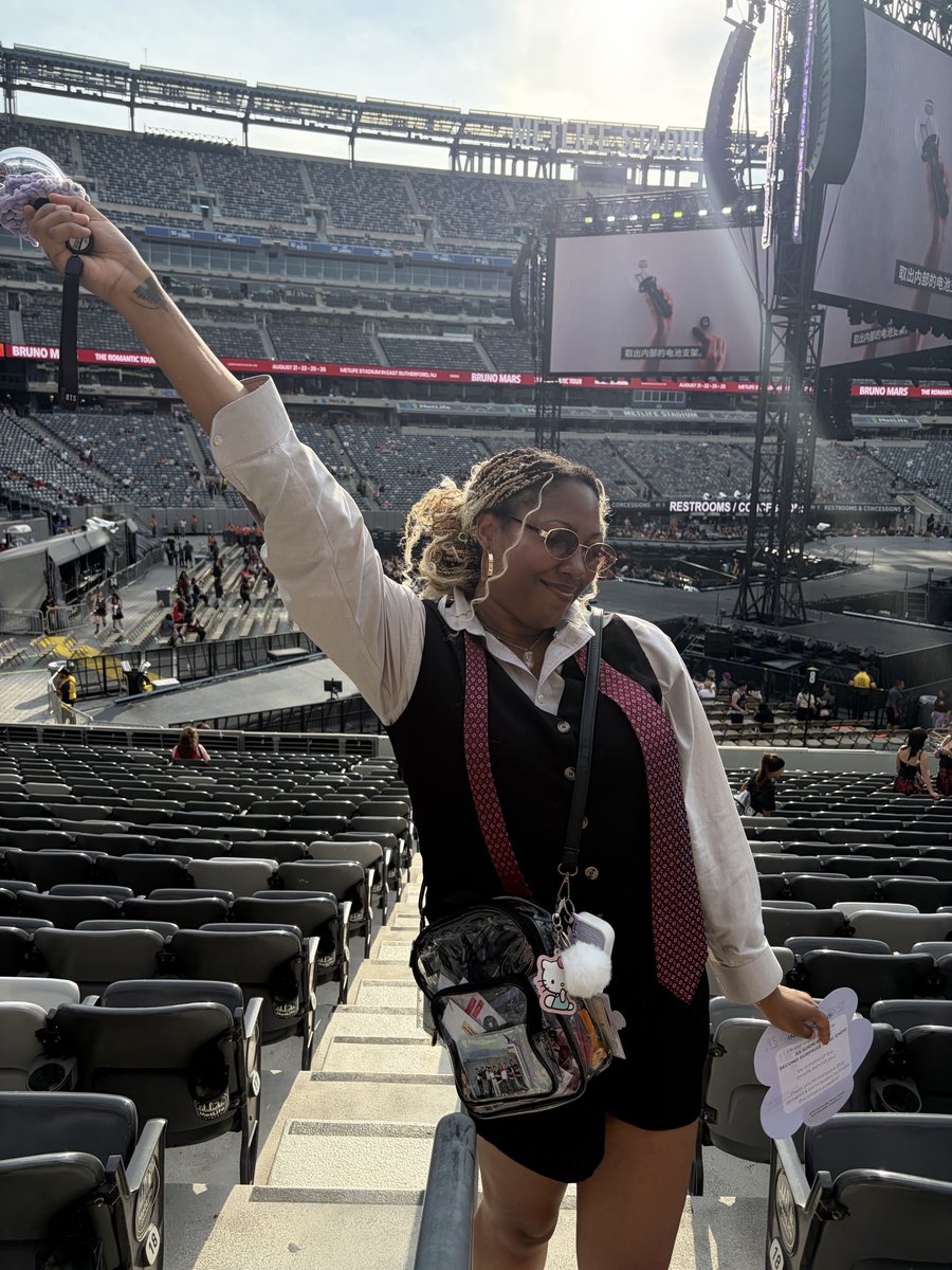 AshSlay_25's tweet photo. MetLife I’m in you and I had to do a 2.0 inspired look 💜🥹 I hope everyone has a amazing time let’s show out for our boys tonight 😝 #metlifeday1 #BTS_ARİRANG https://t.co/vaxj0cNNho