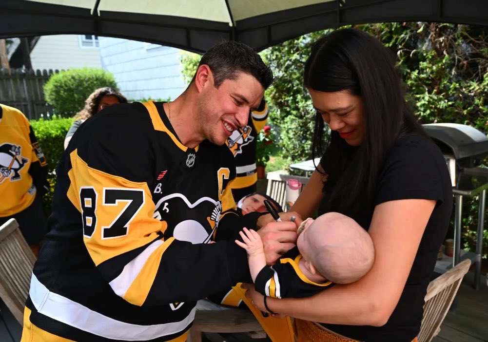 kendallhosseini's tweet photo. this photo of sidney signing a baby 😭😭?? https://t.co/sV80zbjwwC