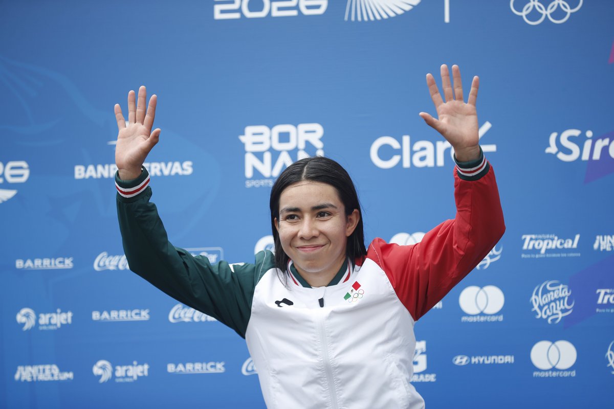 El_Universal_Mx's tweet photo. 🇲🇽 👏 La mexicana Ana María Torres conquistó este sábado la medalla de oro en la prueba individual femenina de triatlón de los Juegos Centroamericanos y del Caribe Santo Domingo 2026.

🥇 Torres se impuso tras completar el recorrido de natación, ciclismo y carrera pedestre con un tiempo de 1:59.00.

📸 #FOTOS: EFE