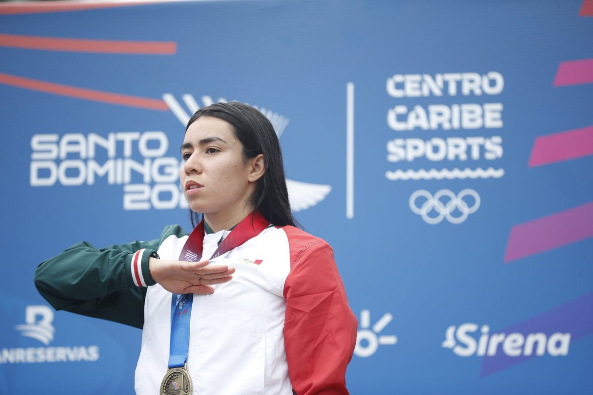 El_Universal_Mx's tweet photo. 🇲🇽 👏 La mexicana Ana María Torres conquistó este sábado la medalla de oro en la prueba individual femenina de triatlón de los Juegos Centroamericanos y del Caribe Santo Domingo 2026.

🥇 Torres se impuso tras completar el recorrido de natación, ciclismo y carrera pedestre con un tiempo de 1:59.00.

📸 #FOTOS: EFE