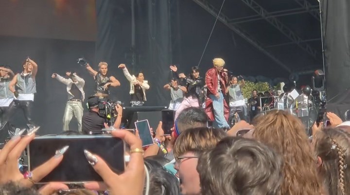 stell_hvnlyvc's tweet photo. that boy with glasses finding out that the song SB19 were singing was Gento. His reaction says it all because he was surprised, jammed and even sang the chorus after finding out. 

📎: https://t.co/yLCuFkrL9l

@SB19Official #SB19 #SB19atLollapalooza https://t.co/fxLBq37qY3