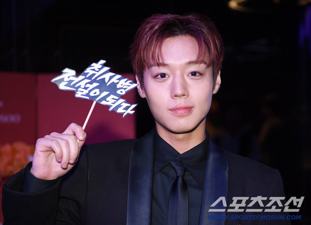 Gjjeje_JJ's tweet photo. จีฮุนเข้าชิงในสาขานักแสดงนำชายยอดเยี่ยม Blue Dragon Series Awards ได้รับคะแนนจากกรรมการ 2 เสียง (ทั้งหมด 6 เสียง/นักแสดงที่ได้รางวัล 4 เสียง) จีฮุนได้รับคำชมในเรื่อง "การปรากฏตัวที่หาใครมาแทนไม่ได้" มีทักษะการแสดงที่แข็งแกร่ง เปลี่ยนภาพลักษณ์เดิมด้วยการแสดงที่แปลกใหม่และสมจริง https://t.co/EMA1BewVMI