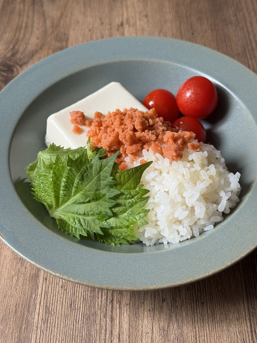 mariegohan's tweet photo. たんぱく質を摂りたい日の自分ごはん《豆腐と鮭のカプレーゼライス》包丁なし、火を使わずに1分で完成！なのに鮭の塩気と豆腐のなめらかさ、オリーブオイルの香りが絶妙であっという間に完食するおいしさ。不思議な見た目なのに各食材が驚くほど相性よく、口の中でびっくりするほど調和します。冷蔵庫に常備している食材で1分で作れるので忙しい日に救われています。

見た目よりはるかにおいしいので、ぜひ作って感想きかせてください。

《豆腐と鮭のカプレーゼごはん》
ごはん　かるく1杯
絹豆腐　150g
大葉　3枚
ミニトマト　3個
鮭フレーク　適量
塩　少々
オリーブオイル　お好きなだけ