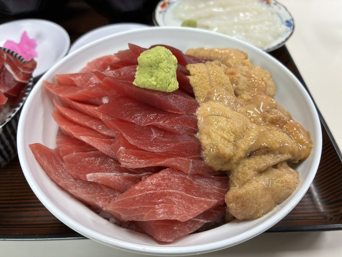 _pappy_jp's tweet photo. 着丼！

マグロもウニもイカ刺しも全てが美味い😋

相変わらず気さくな社長さんですが、最近どんどん仕入れが高くなってふざけるな！みたいなことを言ってたような…(津軽弁⁉︎もっと勉強します

電車までの間、駅にある足湯に浸かってまったり♨️ https://t.co/zygMoUxTQQ