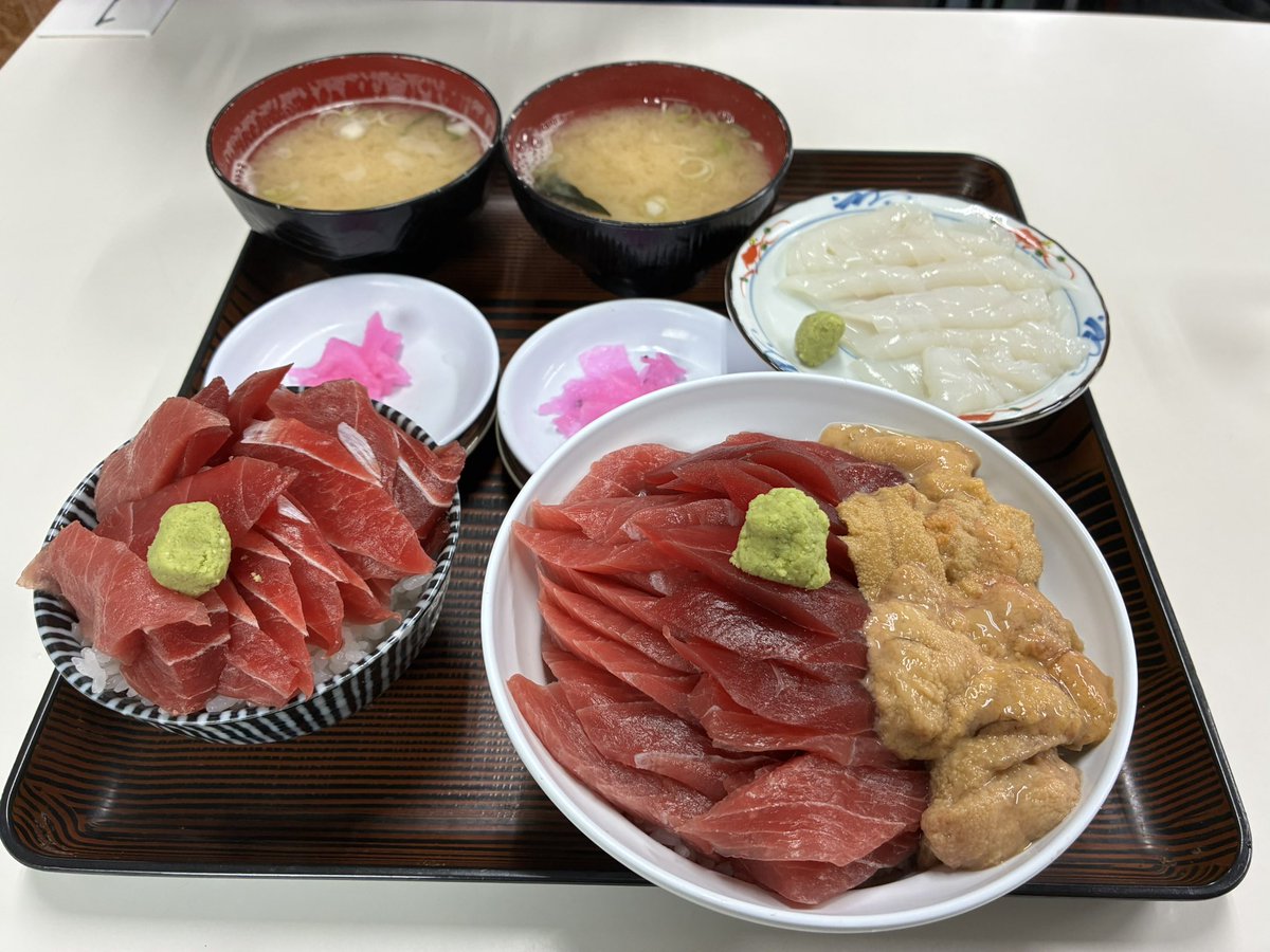 _pappy_jp's tweet photo. 着丼！

マグロもウニもイカ刺しも全てが美味い😋

相変わらず気さくな社長さんですが、最近どんどん仕入れが高くなってふざけるな！みたいなことを言ってたような…(津軽弁⁉︎もっと勉強します

電車までの間、駅にある足湯に浸かってまったり♨️ https://t.co/zygMoUxTQQ