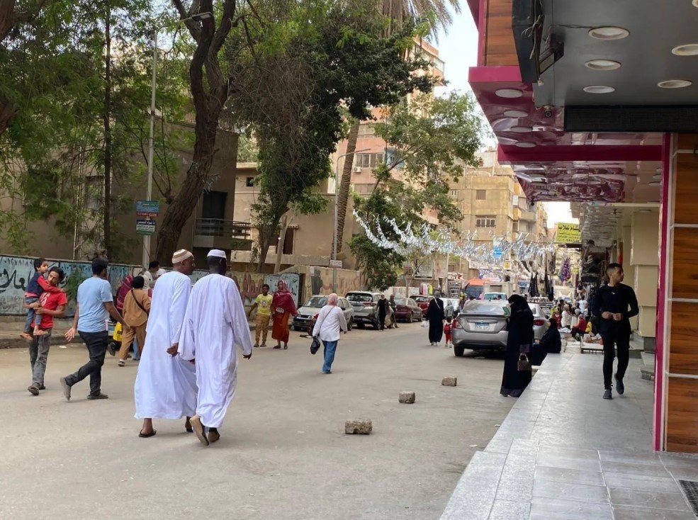 Anazati88's tweet photo. دفاعا عن مصر وليس عن غيرها

الدكتورة اماني الطويل

هذه كلمات تحاول أن تمارس تقييما موضوعيا لمسار السياسات المصرية الأخيرة إزاء السودانيين في مصر، في ضوء إرث تاريخي طويل، جعل من مصر ملاذا شبه دائم لجيرانها المنكوبين، وفي ضوء متغيرات إقليمية ودولية، تفرض نفسها اليوم على أي تقدير موقف بشأن هذا الملف الحساس.

مصر التي احتضنت على مدى عقود موجات متعاقبة من اللاجئين، من الفلسطينيين إلى اللبنانيين إلى العراقيين إلى السوريين، وقبل هؤلاء وبعدهم السودانيين في أكثر من محطة منذ الاستقلال وحتى اليوم، لم تكن تتعامل مع هذا الملف من موقع المانح المتفضل، بل من موقع من يرى في الجوار الجغرافي امتدادا طبيعيا لذاته، وهو ما عبرت عنه علاقة النيل الجامعة بين القاهرة والخرطوم منذ فجر التاريخ. هذا الإرث هو رأس المال الرمزي الأهم الذي راكمته مصر في محيطها، وهو أصل استراتيجي لا يقل أهمية عن أي أصل عسكري أو اقتصادي، لأنه يمنحها موقعا أخلاقيا يصعب على أي منافس إقليمي منازعتها فيه بسهولة.

من هنا، فإن أي تقييم للسياسات الأمنية الراهنة تجاه السودانيين، الذين تجاوز عددهم في مصر الملايين منذ اندلاع الحرب في إبريل ٢٠٢٣، لا يمكن أن يتم بمعزل عن هذا الإرث، فالمقارنة هنا ليست مع نموذج أوروبي أو أمريكي في التعامل مع اللجوء، بل مع نموذج مصري تاريخي راكم شرعيته من خلال الانفتاح لا الانغلاق.

الإجراءات الأمنية، التي شهدتها الأشهر الأخيرة، والمرتبطة بتكثيف الرقابة في المناطق ذات الكثافة السودانية العالية مثل، فيصل وحدائق الأهرام ودهشور، لها بلا شك مبرراتها من الناحية الأمنية البحتة، خصوصا في ضوء وجود متوقع لعناصر تشكل مخاطر أمنية، وهو أمر غير مقبول إطلاقا من زاوية الأمن القومي المصري. غير أن الطريقة التي تنفذ بها بعض هذه الإجراءات، وما يصاحبها أحيانا من ترحيل لأشخاص معظمهم من الشباب، يملكون أوراقا ثبوتية واضحة منها تسجيلهم لدى مفوضية اللاجئين، تحمل أثرا سلبيا غير مقصود على الجهود السياسية المصرية الداعمة للسودان ووحدة أراضيه، وعلى صورة مصر لدى قطاع من النخب السياسية السودانية والجمهور العام الذي يشكل اليوم أحد أهم قنوات التأثير في الرأي العام في السودان، بل في التخوم الإفريقية لمصر والسودان معا.

هذا التناقض الظاهري بين ضرورات الأمن العام من جهة، والإرث التاريخي للاستضافة من جهة أخرى، ليس وليد اللحظة المصرية وحدها، بل هو انعكاس لمتغير عالمي أوسع نطاقا، يتمثل في صعود تيارات اليمين في أكثر من عاصمة غربية وشرقية، وما رافقه من تصاعد خطاب معاد للهجرة واللجوء بشكل عام. هذا المناخ العالمي، وإن كانت أسبابه الاقتصادية والسياسية في أوروبا وأمريكا مختلفة تماما عن السياق المصري، إلا أنه أفرز نبرة شعبوية، تسربت جزئيا إلى بعض القطاعات في مصر، عبر منصات التواصل الاجتماعي، خصوصا حيث باتت تظهر بين الحين والآخر ممارسات محدودة، لكنها موجودة، من خطاب كراهية أو تنمر ضد السودانيين، تقابلها في المقابل ممارسات مماثلة ضد المصريين من جانب بعض الأصوات السودانية الغاضبة.

هذه الحالة من الاستقطاب الشعبوي المتبادل، وإن كانت هامشية، إذا ما قورنت بعمق العلاقة التاريخية بين الشعبين، إلا أنها تخلق ضغطا نسبيا على صانع القرار المصري، وتفرض عليه هامشا أضيق للمناورة في صياغة سياسات أكثر انفتاحا، كان يمكن تبنيها في ظروف مختلفة.

وهنا تكمن نقطة الدفاع الحقيقية عن مصر، فالمطلوب ليس تبرئة كل إجراء أمني من النقد، ولكن فهم أن صانع القرار المصري يتحرك اليوم في مساحة أضيق، مما كانت عليه في عقود سابقة، بفعل تضافر عوامل داخلية، منها الضغط الاقتصادي الذي تعيشه مصر نفسها، ويجعل من استيعاب ملايين إضافية من اللاجئين تحديا لوجستيا وماليا حقيقيا، لا يمكن التقليل منه، وعوامل خارجية منها هذا المناخ العالمي المعادي للجوء الذي يمنح غطاء نفسيا، لمن يتبنى خطابا مشابها محليا.

غير أن هذا الفهم لا يعفي من ضرورة مراجعة آليات التنفيذ، فبين أن تكون السياسة صحيحة من حيث المبدأ الأمني، وأن يكون تنفيذها موفقا من حيث الأثر السياسي والإنساني، مسافة وفجوة باتت كبيرة يجب على الإدارة المصرية ردمها. فالإعلان الشفاف عن أي حوادث جنائية منسوبة إلى سودانيين عبر القنوات الرسمية لوزارة الداخلية، أسوة بما يحدث مع الجرائم، التي يرتكبها مصريون، من شأنه أن يقطع الطريق على التوظيف الشعبوي لمنصات التواصل الاجتماعي، ويرفع مستوى الوعي، بدلا من ترك الساحة لتأويلات تتغذى عليها الصفحات الإثيوبية بكل مكوناتها الإسرائيلية المعادية لمصر لا الوقائع الفعلية على الأرض.

وفي الوقت ذاته، فإن هناك متغيرا داخليا سودانيا لا يقل أهمية، من الضروري الانتباه إليه، وهو صعود نخب سودانية جديدة، سياسية واجتماعية وزانة ومؤثرة، أفرزتها الحرب ذاتها، وستكون هذه النخب في صدارة المشهد السياسي السوداني في المرحلة المقبلة على حساب الأحزاب التقليدية، التي أثبتت الحرب هشاشة بنيتها وانقساماتها الداخلية. هذه النخب الجديدة، التي تشكل جزء كبير منها في المهجر المصري، لم تنشأ بالضرورة من رحم العلاقة التاريخية التقليدية مع مصر، ولا من أية مشروعات ثقافية أو إعلامية، تعاملت مع هذه الأزمة في مصر أو السودان، بل تشكل وعيها السياسي في خضم أزمة اللجوء ذاتها، وفي ظل تفاعلها اليومي مع الإجراءات الأمنية المصرية، بحلوها ومرها. وهذا يعني أن صورة مصر في وعي هذا الجيل الجديد من الفاعلين السودانيين، الذي سيتصدر المشهد السياسي والاجتماعي في السودان لسنوات مقبلة، تتشكل الآن، في هذه اللحظة بالذات، من خلال التفاصيل اليومية لتعامل الأجهزة المصرية مع اللاجئين، أكثر مما تتشكل من خطاب رسمي عن عمق العلاقات وتاريخها.

أما على الصعيد الإفريقي العام، فإن بروز سياسيات مصرية معادية للسودانيين، خصوصا الطلاب الذين تتأثر مساراتهم التعليمية ومستقبلهم بعمليات الترحيل، سوف يخنق مصر في هويتها في مكونها العربي فقط، ويحرمها من المكون الإفريقي الذي هو الرافع لمجمل السياسيات المصرية في إفريقيا بل للمستقبل المصري على الصعيد الجيو سياسي.

من هنا، فإن وزن السياسات الأمنية الراهنة يتجاوز بكثير حدودها الأمنية الظاهرة، ليصل إلى عمق الاستثمار المصري طويل المدى في السودان القادم، ذلك أن المصالح الاستراتيجية المصرية في السودان، من سد النهضة إلى أمن البحر الأحمر إلى وحدة الأراضي السودانية في مواجهة مشاريع التفتيت الإقليمية، لن تتحقق إلا عبر تحالف عضوي مع النخب السودانية الصاعدة، لا عبر علاقات تقليدية مع النخب السودانية التاريخية، التي هي بطبيعتها تسير في أطر محدودة.

وهذا يقودنا إلى ضرورة التنسيق الاستراتيجي بين القاهرة والخرطوم في هذه المرحلة الحرجة، فالأوضاع الإقليمية المتسارعة، من التمدد الإثيوبي في القرن الإفريقي إلى التنافس الخليجي حول الملف السوداني إلى محاولات الضغط على الدور المصري في أي تسوية مقبلة، تفرض على الجانبين أن يضعا ملف اللاجئين في إطاره الاستراتيجي الصحيح، لا أن يترك عُرضة لتقديرات أمنية من القاهرة وتقديرات سياسية محدودة الأفق من الخرطوم وكلاهما منفصلان عن السياق السياسي الأشمل. فكل إجراء أمني مصري ينفذ بمعزل عن هذا الإطار الاستراتيجي، يخصم من رصيد مصر في السودان، بينما كل سياسة متوازنة تجمع بين الحفاظ على الأمن العام واحترام كرامة اللاجئ السوداني، تراكم لمصر رصيدا سياسيا لا يمكن أن تحققه أي مبادرة دبلوماسية أو قدرات أمنية، مهما بلغت من الذكاء.

إن الدفاع الحقيقي عن مصر، يقتضي تفعيل مفوضية اللاجئين المصرية على وجه السرعة، ودعم السفير المسئول بجهاز فني يكون قادرا على مواجهة التحديات الراهنة من حيث الشمول لفروع في أنحاء الجمهورية، والفاعلية لمعالجة أوضاع ملايين من اللاجئين، والتنظيم لاستلام السيادة المصرية المطلقة في ملف اللاجئين.

وفي الأخير، نعلم أن التحدي الأمني حقيقي ولا يجوز التقليل منه، وإن السياق العالمي المعادي للهجرة والظروف الاقتصادية المصرية يفرضون جمعيهم ضغوطا موضوعية لا يمكن تجاهلها، ولكن الأداء التنفيذي يحتاج إلى مراجعة تضع في حسبانها أن كل سوداني يعامل اليوم بكرامة في شوارع القاهرة، وأن كل سياسي سوداني يعيش آمنا في القاهرة، أو ينتقل منها وإليها في سلام سيكون قادرا على تفهم الضرورات الاستراتيجية بين البلدين، وقادرا على التفاعل الإيجابي معها، بل ومقاوما للتيارات السلبية ضد مصر في السودان.

وهكذا، فإن كل خطأ في التنفيذ على الصعيد الأمني مع اللاجئين السودانيين، مهما بدا صغيرا، يمكن أن يتحول غدا إلى عبء استراتيجي يصعب تفكيكه، وذلك في لحظة تحتاج فيها مصر إلى كل رصيدها الإيجابي في السودان أكثر من أي وقت مضى.