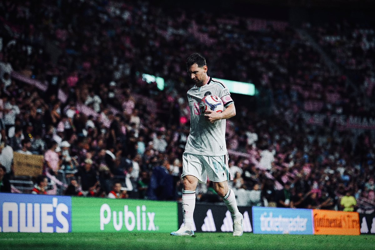 messi_archive's tweet photo. No existe persona que ame tanto a la pelotita como él https://t.co/QR5vnRoshg