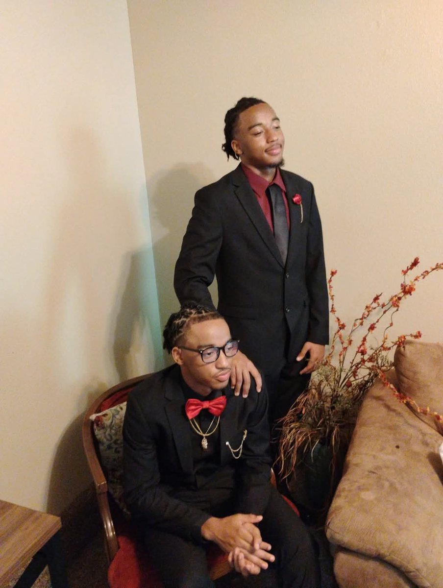 Coach_Griffin32's tweet photo. 20 years ago today God gave our family two brilliant and handsome boys that our now men. Man time flies happy birthday to my sons Chrisitan and Laymon so proud of you both. Keep striving for greatness and keep following God's plan for you both. #HappyBirthday #Christian #Laymon https://t.co/InLwSAqO25