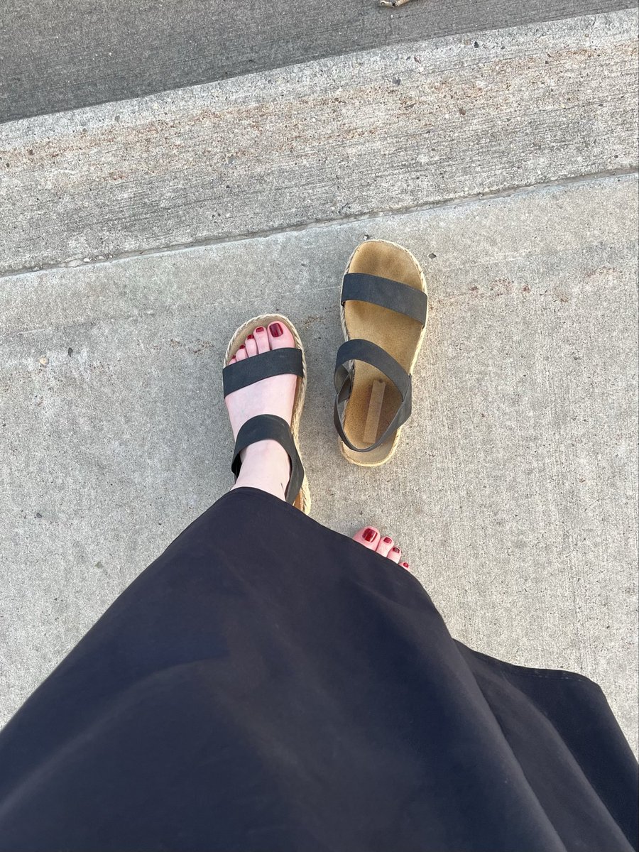 HollyJackpot's tweet photo. Not good wedding shoes, my feet are so sweaty. https://t.co/jdqfANtJjD