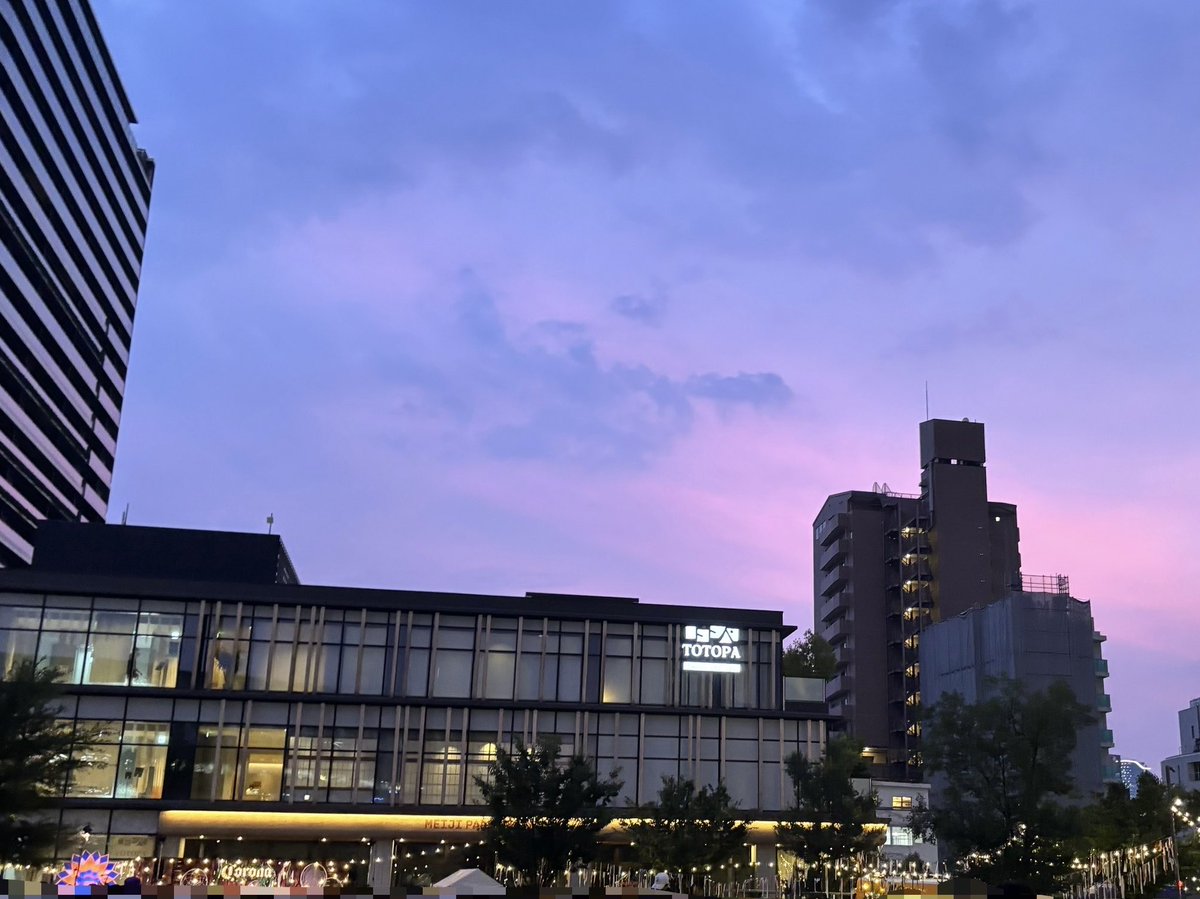 kiv_rin's tweet photo. 昨日は公園のフリーライブに行ったけど雨で中断　でも楽しかった　映画→整体→ライブで充実 https://t.co/TinUcer2T7
