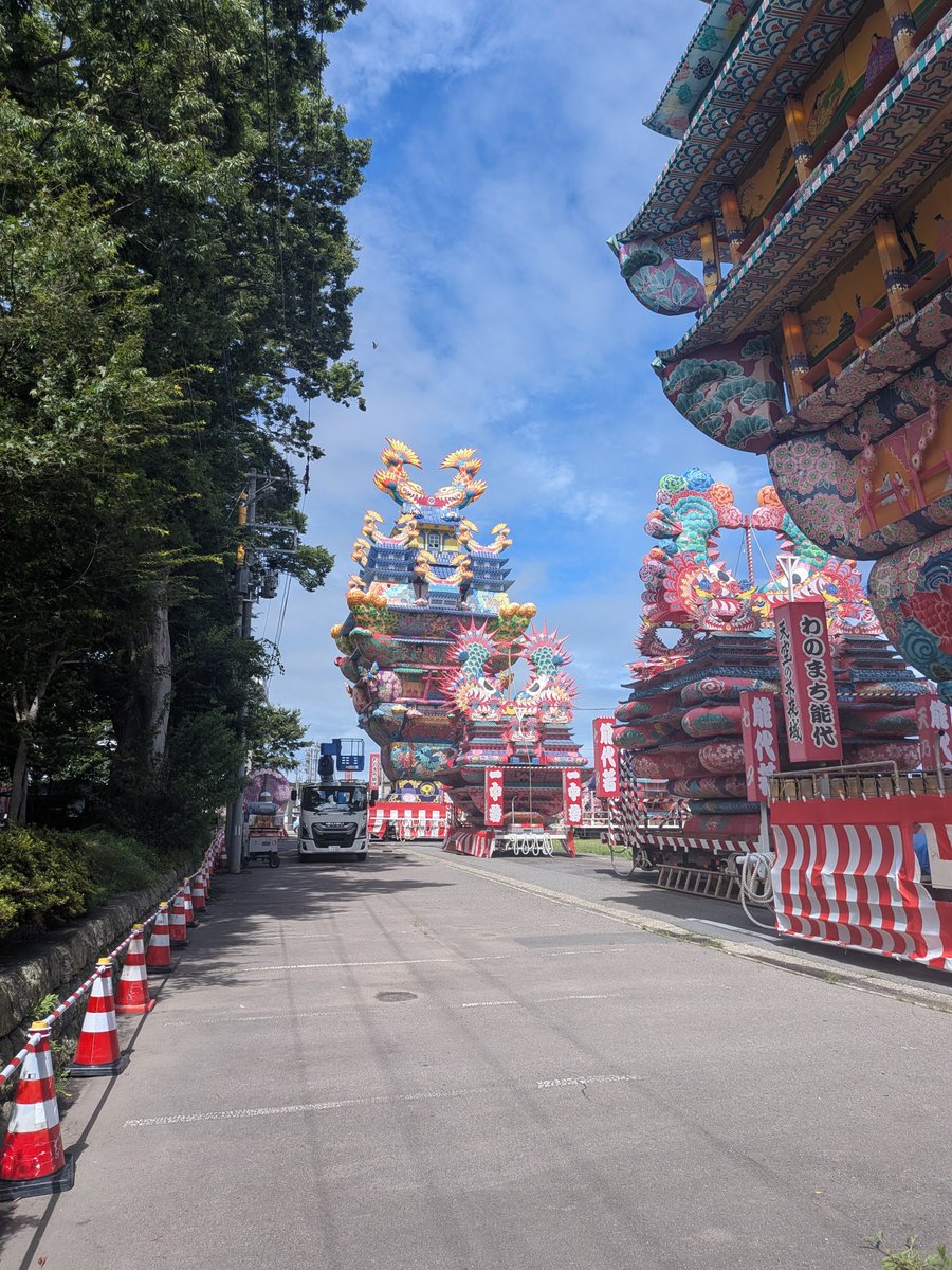 YWOvD5nTSUWph2h's tweet photo. 8月2日３日の2日間行われる秋田県能代の日中の展示されてる不夜城です。
#天空の不夜城
高さが左が愛季(ちかすえ)24.1メートル
右が嘉六(かろく)17.6メートル
夜に市内を練り歩きます。 https://t.co/efwcGkWiqv