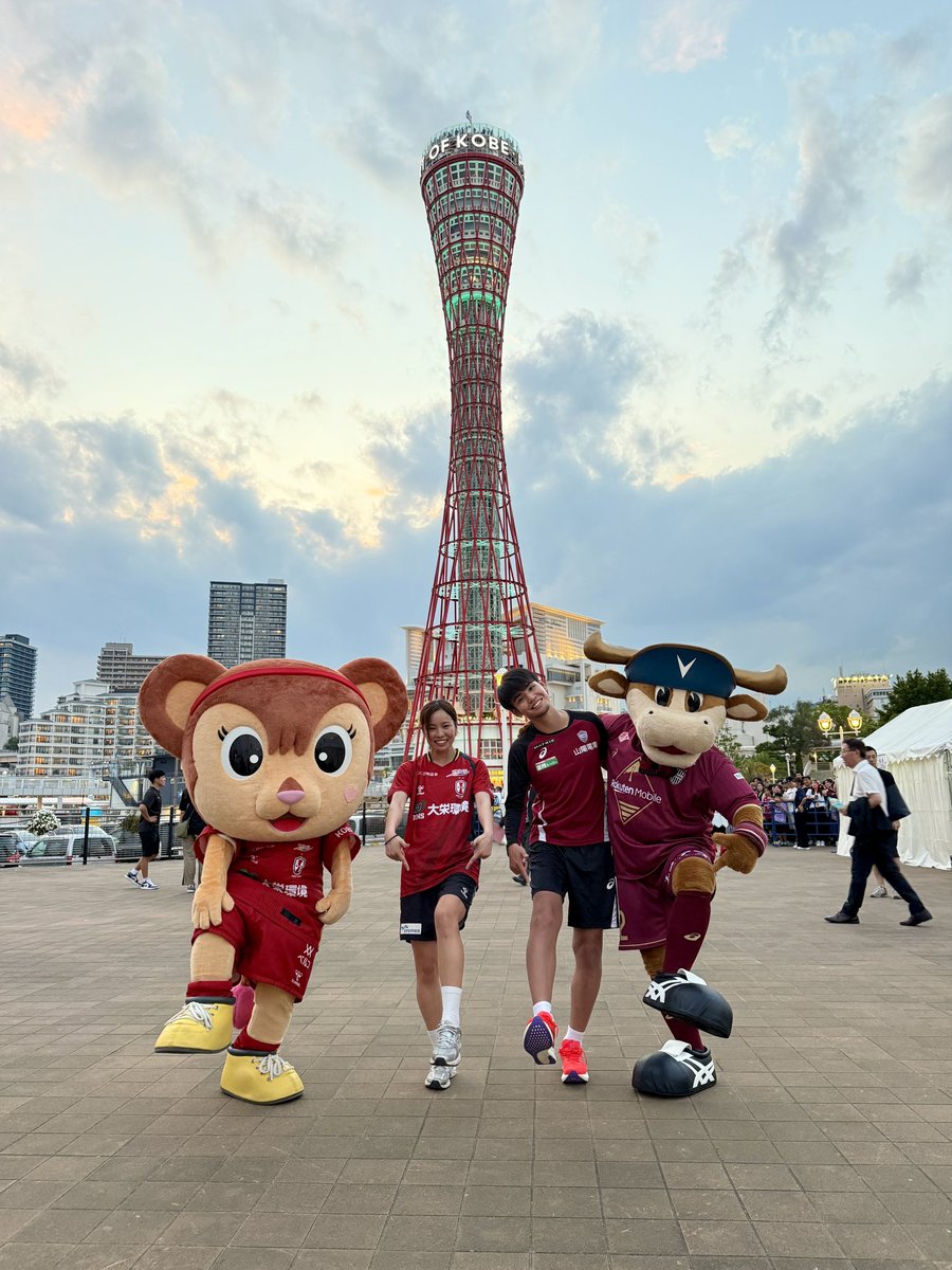 inac_kobe2001's tweet photo. 🤝📸✨

イベント終了後 #愛川陽菜 選手が #ヴィッセル神戸 #佐々木大樹 選手と交流し、最後はお互い大ケガを乗り越えようと話していました🦵🔥

大樹選手、ありがとうございました！🤙

モーヴィもありがとう🐮‼️

#inackobe #INAC神戸 #Ignition https://t.co/MrDdBfAQn2