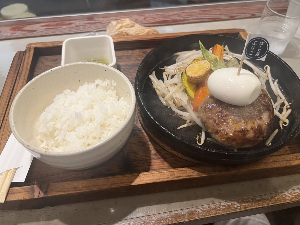 ss_417v's tweet photo. ばーぐ屋ぶりこ　📍大須

熱々ハンバーグとネギ塩タレの相性で米も美味すぎる😋💕 https://t.co/TuiDqVy66s