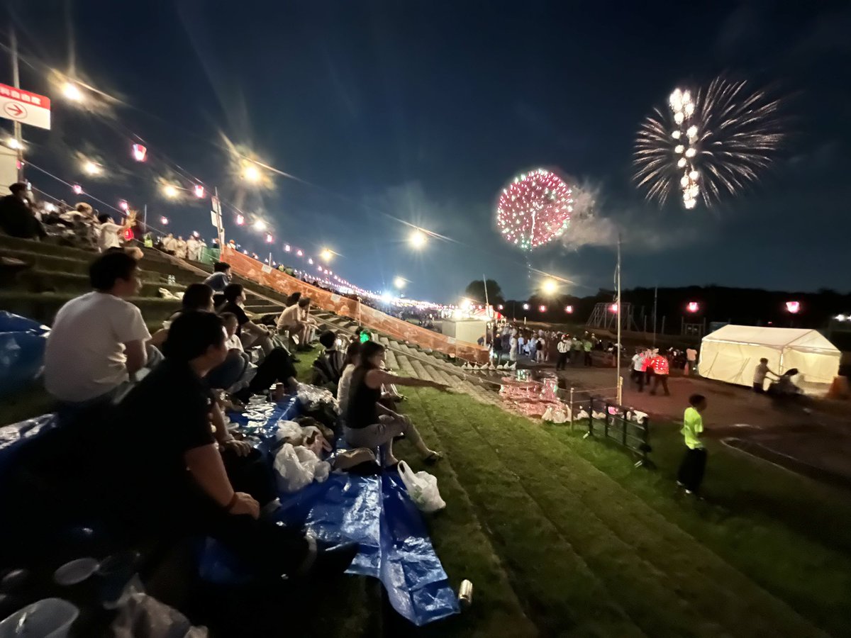 mgtfq9UEzbTAsQd's tweet photo. #いたばし花火大会
🎆いつもの場所が今年から有料💰
毎年ギュウギュウだったのが
空いててトイレも誰も並んでない！
遅れて合流するもすぐに見つけられた👀
来年もここだね👍
無料席の高島平近辺はその分ごった返してただろうな… https://t.co/JojcjFC7eX