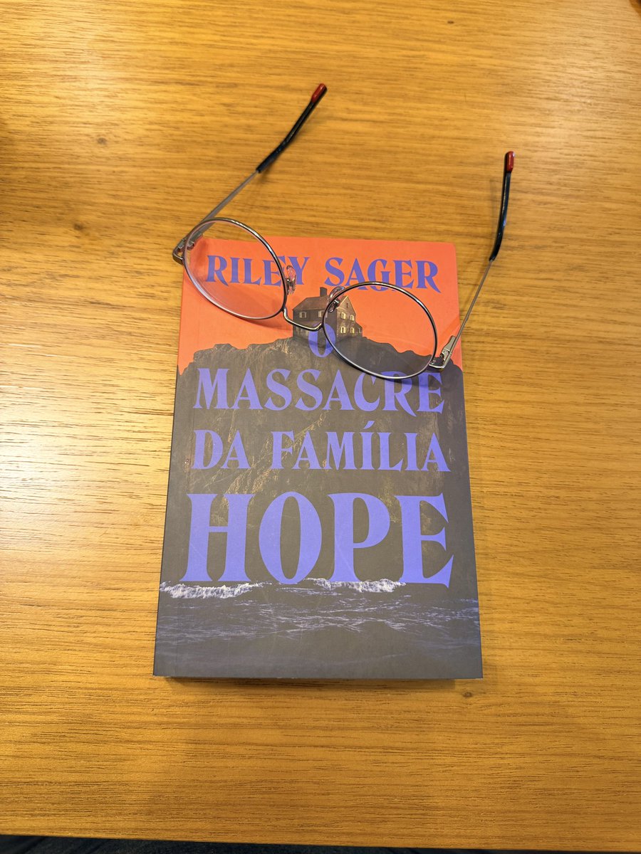 torresallex's tweet photo. @theemusicrat Definitivamente esse livro foi o melhor pra mim desse ano https://t.co/3NXdA7AKTE