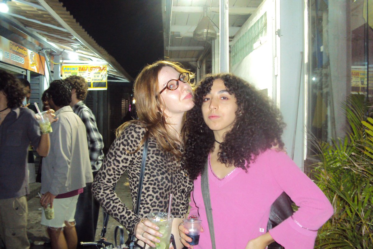 Omundodesofria's tweet photo. enquanto #amigas e #mutuals // enquanto #namoradas #yurigem https://t.co/yPi8Mrajxu