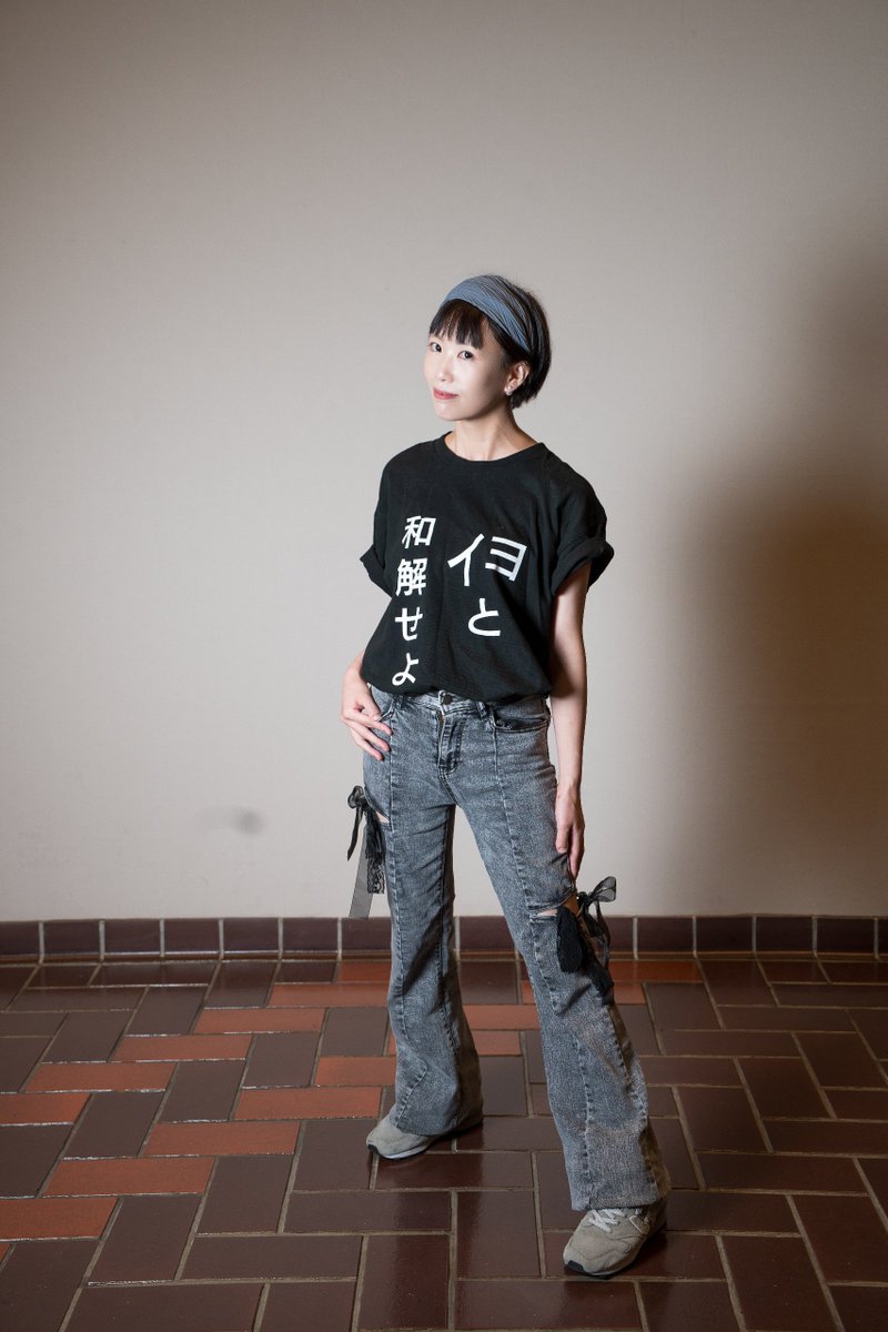 u52pase's tweet photo. MT展で悠燈さん(@Yuhi_photograph)に撮影してもらいました！

あやさん(@cafebeercat1)と一緒に和解しました！！
このTシャツを着てるとなんだかパワーが湧いてくるのです！！
貴方は今幸せですか☺️？？

#杉山商事コーディネート大会 https://t.co/LH1WmwvLei