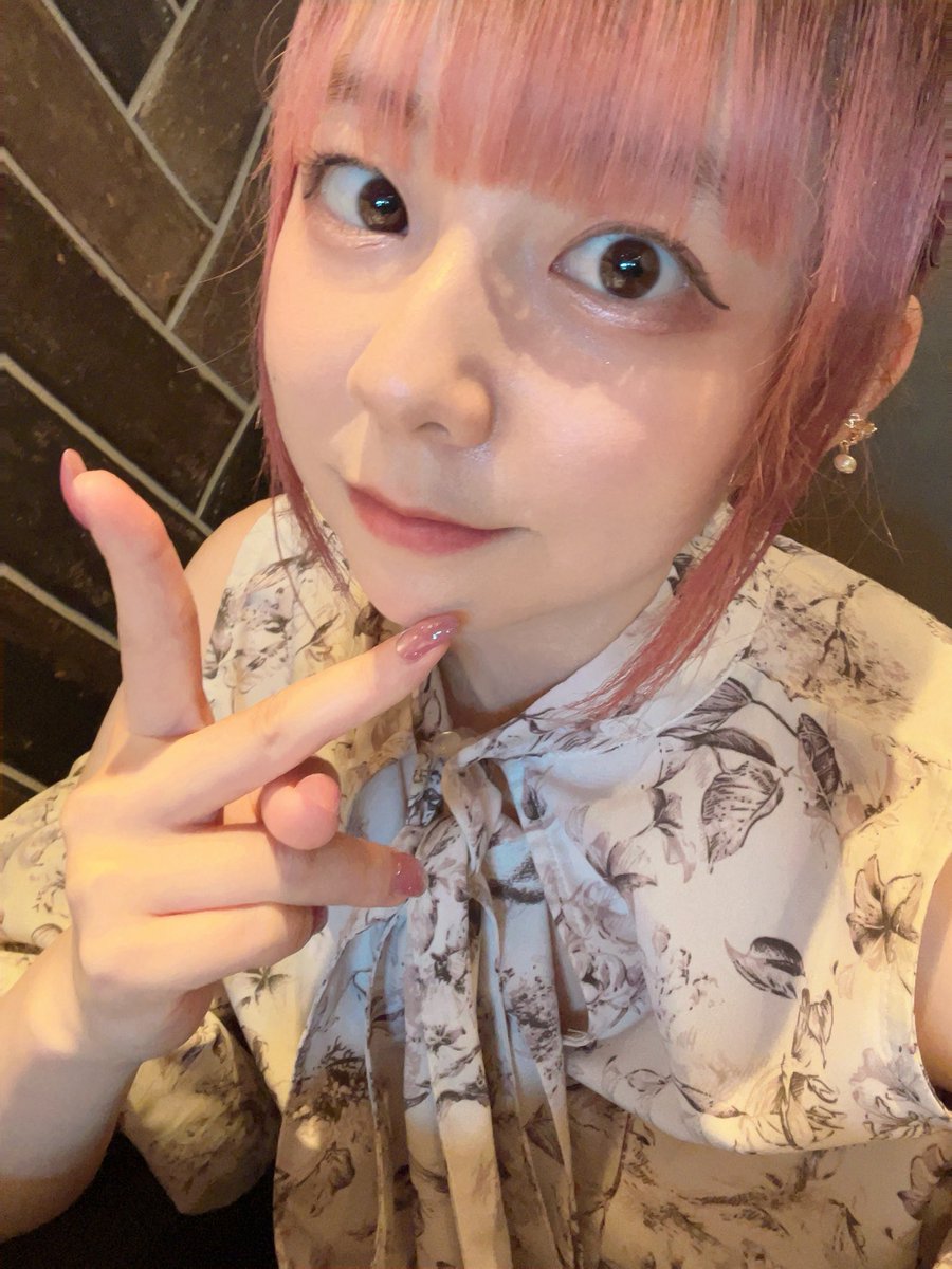 Sakurabe_Rio's tweet photo. 昨日の桜辺さんなのです
昔、恩師に
『マイク前に入るときと終わったあとは
挨拶(お願いします、ありがとうございます)を
必ず忘れないこと』と教わったんですが
それを実感する機会がありまして
自戒の念を込めてポストしておこうと思います
今ある環境が当たり前ではないことを忘れないように https://t.co/qu643keMeL