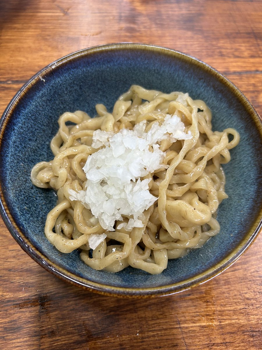 i1_ppg's tweet photo. 🍜MENPIRE壮 さん✨

🍜全開手打ち燕✨(汁あり)tpﾊﾞﾗﾉﾘ
山椒煮干し和え玉(ﾜｼﾜｼっていうかｺﾞﾜｺﾞﾜ)

今朝の閖上は雨模様ですがそんなの関係ねぇとばかりに賑わってます(๑ ́ᄇ`๑)✨

みんな大好き煮干し!!ﾂﾊﾞﾒ!!
腹脂が甘くてｽｰﾌﾟ塩っぱくてうめぇ🥰

ごちそうさまﾃﾞｼﾀ🙏🍜✨ https://t.co/l6KEK39C9s