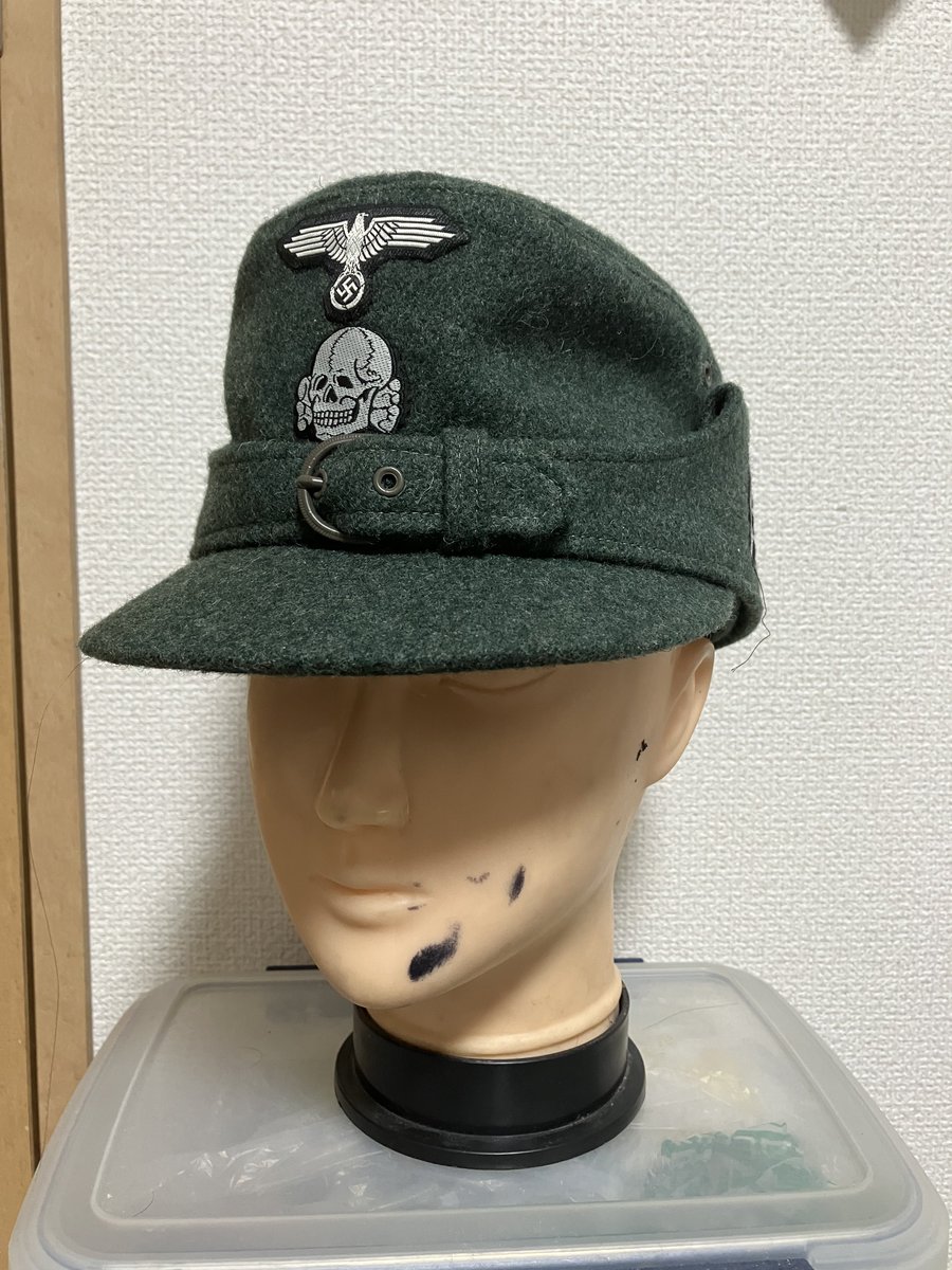 Volcano0908's tweet photo. カルストイェーガー用の山岳帽を受領しました。

一つバックル仕様で、前面の鷲章・髑髏章、側面のエーデルヴァイス章まで狙い通り。帽体の形や被った際の収まりも良く、素晴らしい仕上がりです。

装備の中でも帽子は特に目に付く部分なので、ここを妥協せず形にできて良かったです。 https://t.co/uKkoGdEN2t