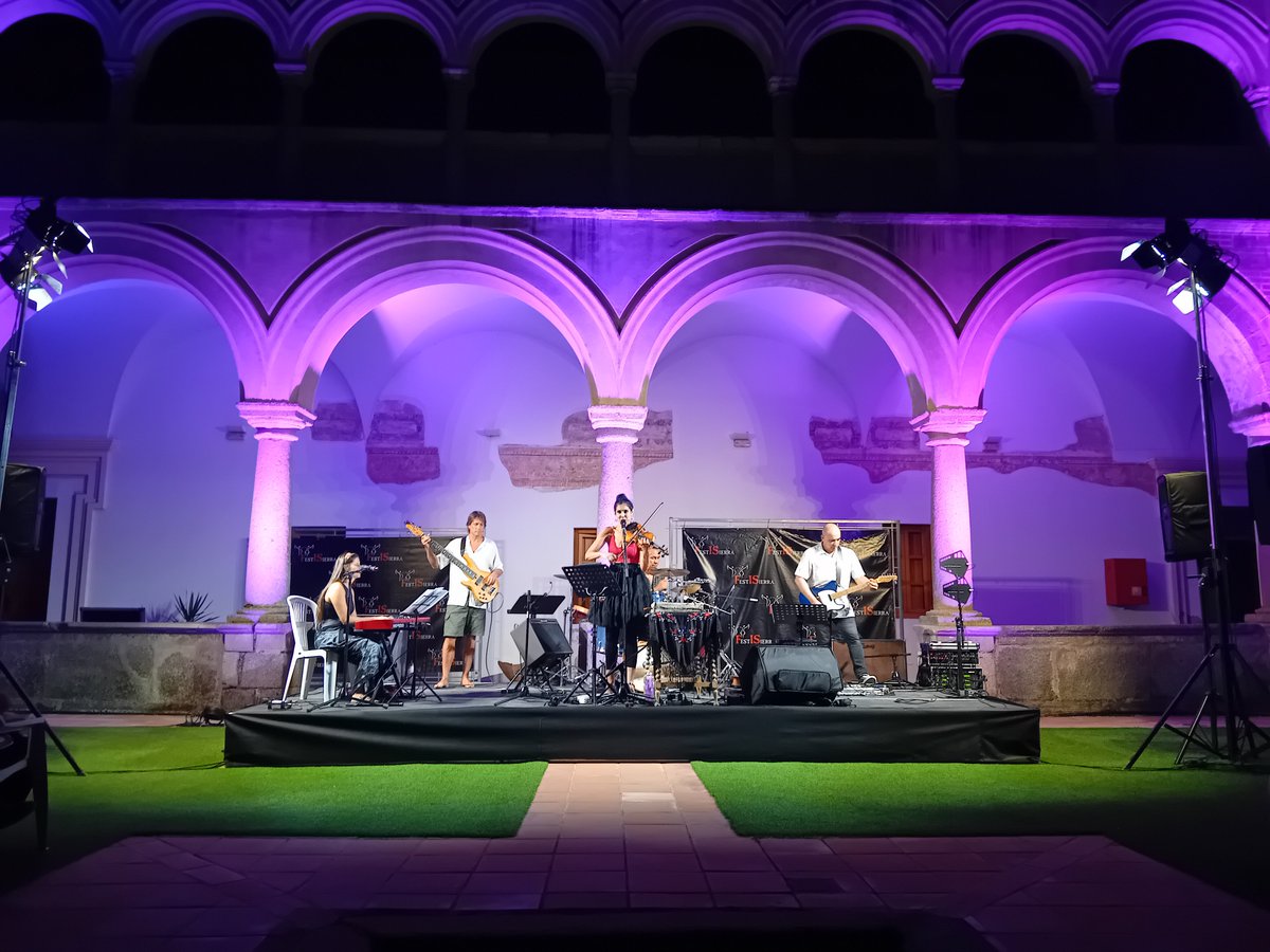 FESTISIERRA's tweet photo. Maravillosa noche la que estamos pasando en el Claustro del Convento de San Francisco de la mando de Victoria Galván &amp; La Banda Soñada - Proyecto Vernáculas 

#YoVoyAlFIS https://t.co/UXBefn7Sxt