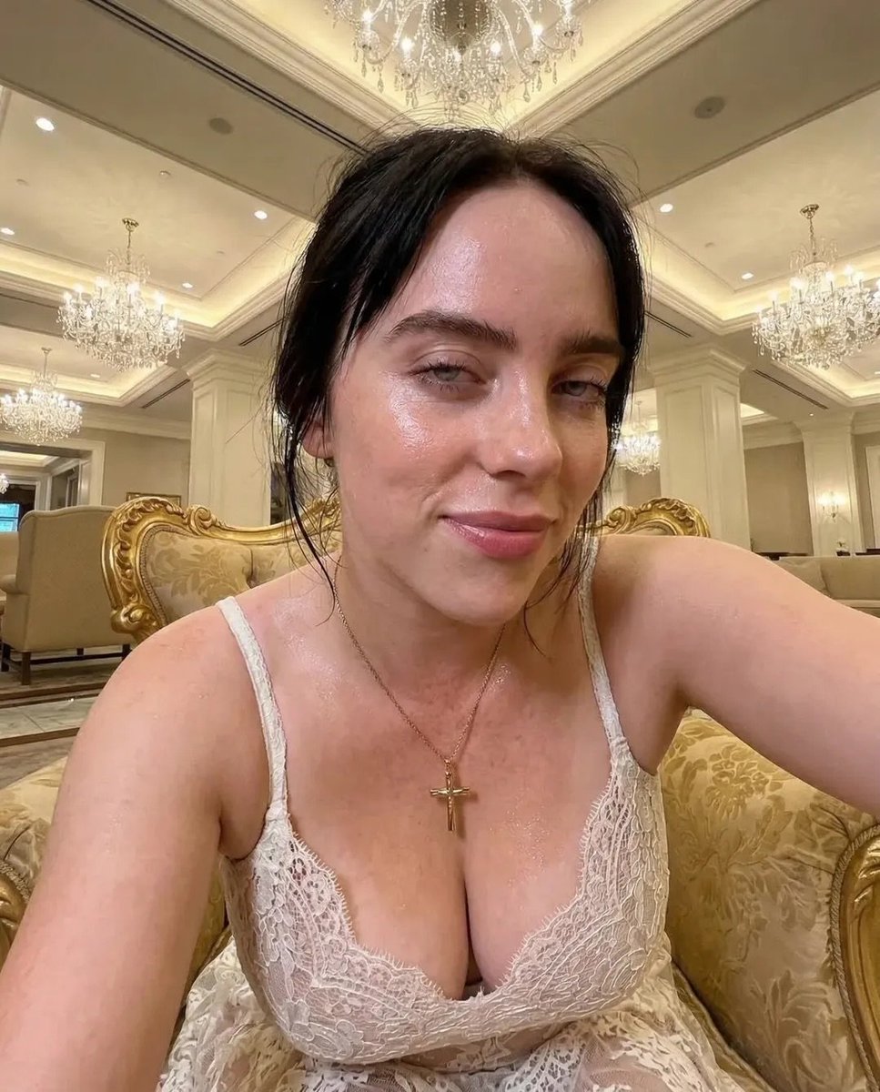 JDSethuTweets's tweet photo. Name : 𝘽𝙞𝙡𝙡𝙞𝙚 𝙀𝙞𝙡𝙞𝙨𝙝 🇺🇸
Date of Birth : December 18, 2001
Age : 24 years
Height : 5’3″ (160 cm)
Weight : Approx. 61 kg
Body Measurements : Not Publicly Disclosed
Birthplace : Los Angeles, California, USA 🇺🇸
Nationality : American
Education : Homeschooled
Profession : Singer | Songwriter | Musician
Years Active : 2015 – Present

💰 Net Worth : $50M – $70M+

💸 Income Sources :
• Music sales & streaming
• Concert tours
• Brand endorsements
• Merchandise sales
• Film & TV projects

📊 Social Media Followers :
• Instagram : 120M+ followers
• TikTok : 65M+ followers

❤️ Relationship : Not publicly disclosed.