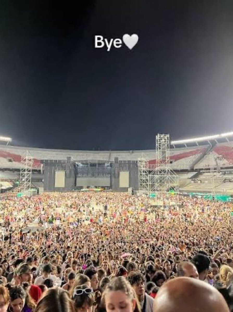 loveofchicago's tweet photo. toda la razón mira los NOKIAS que trajo el hijo de puta de harry airbag no me trataría así https://t.co/Iw74ek7Xun