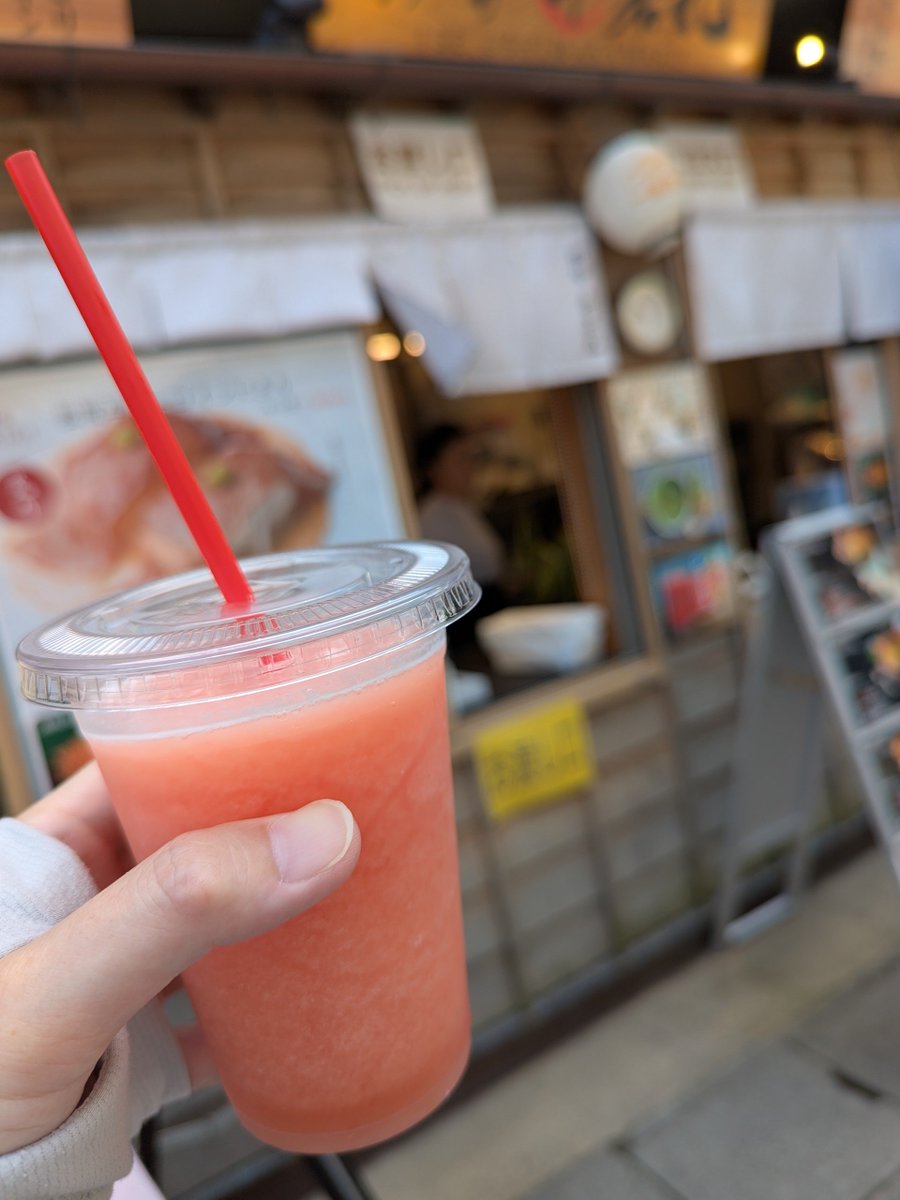 _golden94's tweet photo. 今日は母のリクエストで伊勢神宮に来ています。愛子さまが参拝されるということだったので少しでもお顔が見られたらと。そして、とても素敵な笑顔（私は画面越しですが）が見られて、母大満足です✨もう少しゆっくりして規制解除されたら参拝して帰るんです✨ https://t.co/8op3tSkqF9