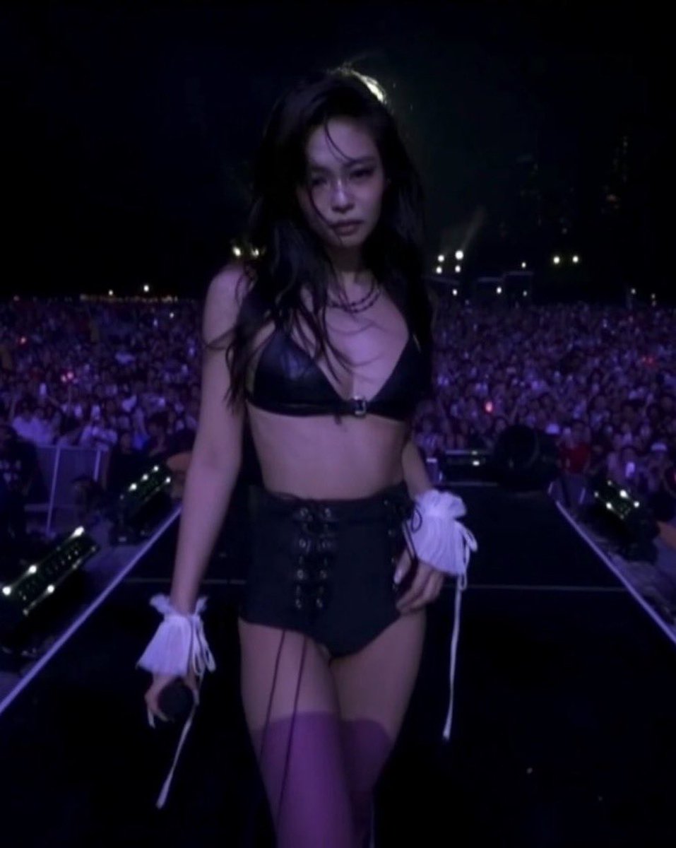 jenniewhk's tweet photo. NINI 🥺                                           JENNIE 🥵 https://t.co/GhDhdlVKrA