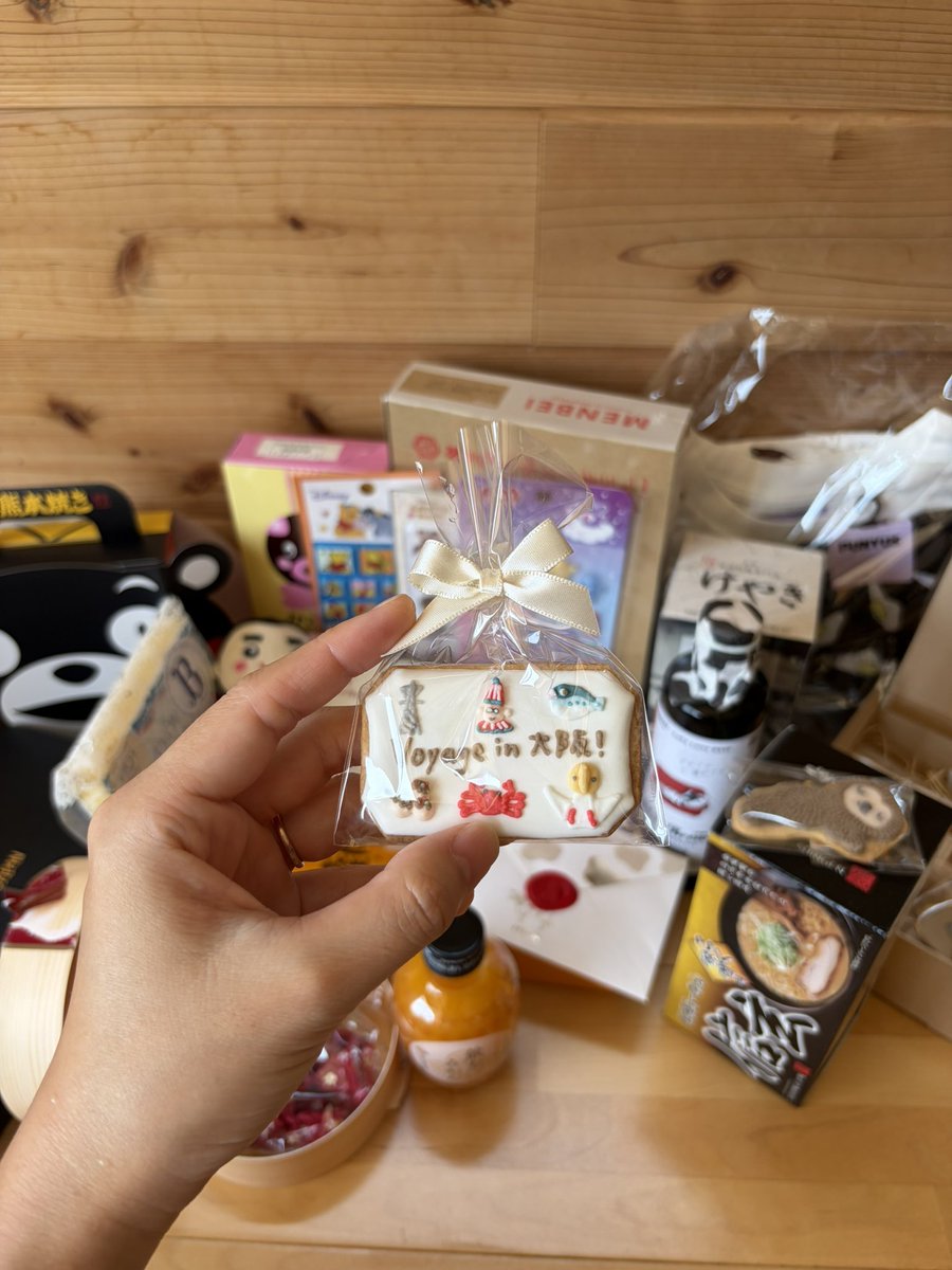 chiii8mikan's tweet photo. プレゼントボックスの中が
日本各地のお土産と
愛で溢れた手紙たち

いろんな場所から駆けつけてくれてありがとう。昨日のライブの感想と、手紙を読みながら、もらったお土産バリボリ食べて、今とっても癒されてる。

#Voyage https://t.co/ARZjrA6ILB