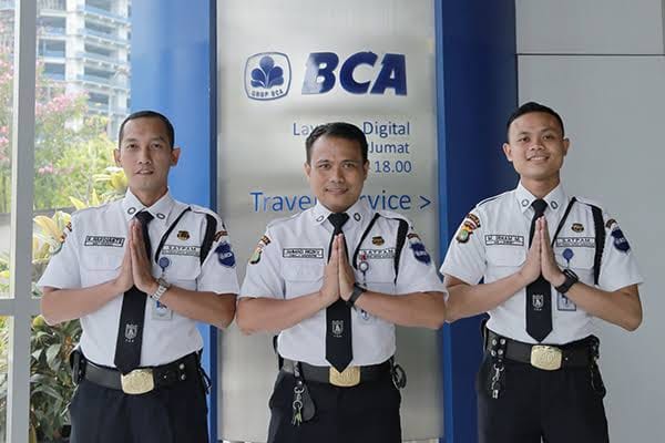 IndonesiaFedera's tweet photo. SAYA PAKAI 5 REKENING BIAR GAJI NGGAK HABIS DALAM SATU MALAM

1. Rekening Gaji (Mandiri/BCA)
   - Gaji masuk.
   - Langsung dipindahkan. Jangan disimpan di sini.
2. SeaBank
   - Khusus kebutuhan harian.
   - Kalau saldonya habis, berhenti belanja.
3. Neo Bank
   - Dana darurat.
   - Jangan disentuh kecuali benar-benar darurat.
4. Bank Jago
   - Budget jajan.
   - Nikmati tanpa rasa bersalah karena sudah dibatasi.
5. Krom Bank
   - Tabungan & tujuan masa depan.
   - Uang ini untuk berkembang, bukan dihabiskan.