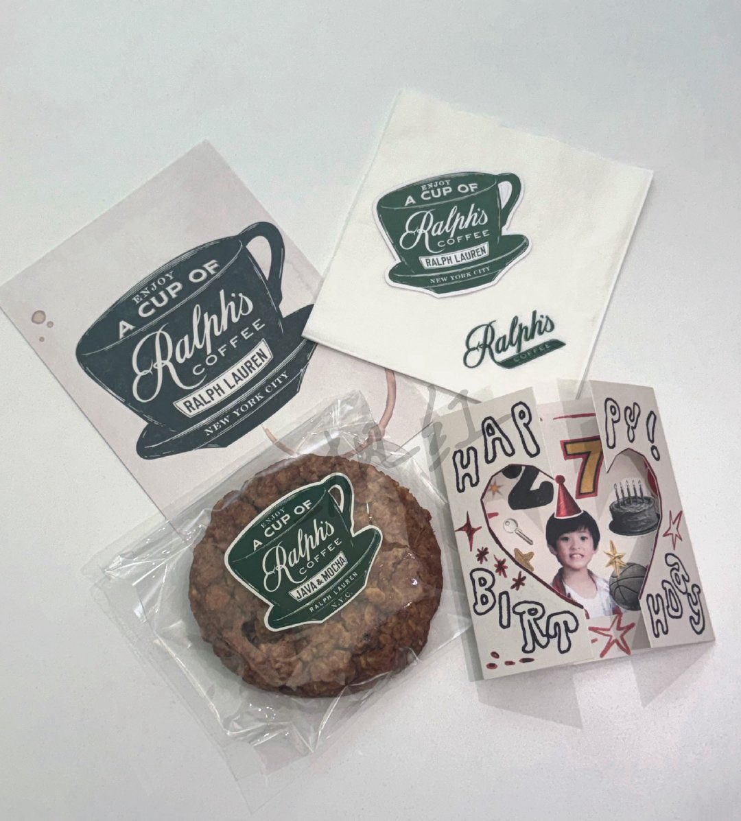 oct14ber's tweet photo. มาร์คแจกคุ้กกี้ของ ralph's coffee แล้วมีการ์ดที่เป็นรูปปกไลฟ์เมื่อคืนด้วย ฮืออยากอยู่เกาหลี ㅠㅠㅠㅠㅠㅠㅠㅠㅠ https://t.co/Z7RXHX59xw