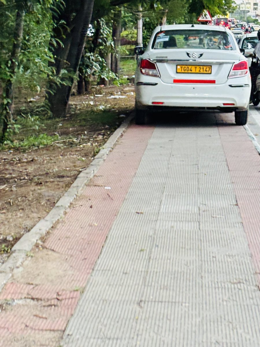 moxeangel's tweet photo. @CYBTRAFFIC Kindly look into the footpath on the left side from Wipro Circle to ISB. It is routinely occupied by parked vehicles, forcing pedestrians onto the busy road. Please conduct random checks during weekdays (MonโFri) to curb this unsafe practice.Thanks https://t.co/C2sKZMf9T8