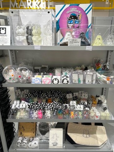 STUDIO_UAMOU's tweet photo. 《POPBOX BRANCH SAKAE》開幕しました📢

アンブレラマーカーや缶バッジなどPOPBOX初登場のグッズもございます。ぜひUAMOUブースにお立ち寄りください💡

会期：2026年7月31日(金) - 2026年8月17日(月) / 10:00 – 20:00 (※最終日は17:00閉場) 
会場：栄ロフト バラエティ雑貨売場 https://t.co/CRAJDseZ1R