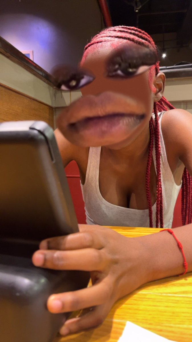 wspitslou's tweet photo. my friend took this picture of me at chili’s 
#nycgirl https://t.co/eCHp3RZTWR
