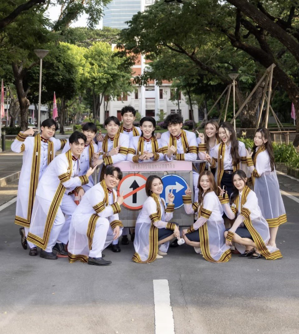 i_amfifteen's tweet photo. เพื่อนๆชี้ไปที่พี่ดารา ส่วนพี่ดาราก็ยิ้มแฉ่งอย่างเดียวเลย 555555555555555555555555555 https://t.co/jgKZ22yQnQ
