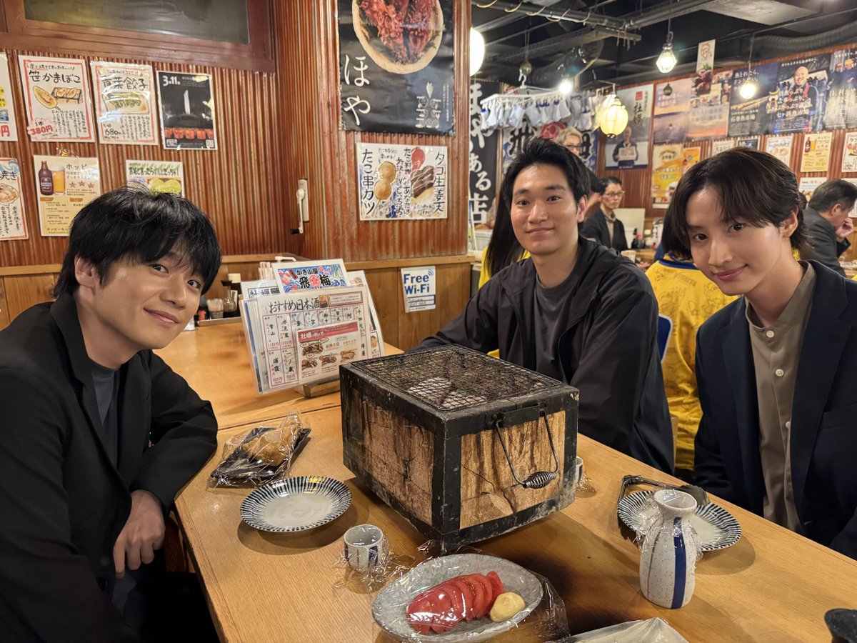middle30_fujitv's tweet photo. ⊹ 📸𝘖𝘍𝘍 𝘚𝘏𝘖𝘛📸 ⊹

仙台の居酒屋で
撮影の撮れ高を話す義孝たち🍻
その頃、東京で待つ薫子は...

第1話・第2話TVer無料配信中*･゜
　Tokyo middle 30🪽
￣￣￣￣￣￣￣￣￣￣
#風間俊介
#三村和敬 #緒形龍
#東京ミドサー https://t.co/BHSVqoLBpv
