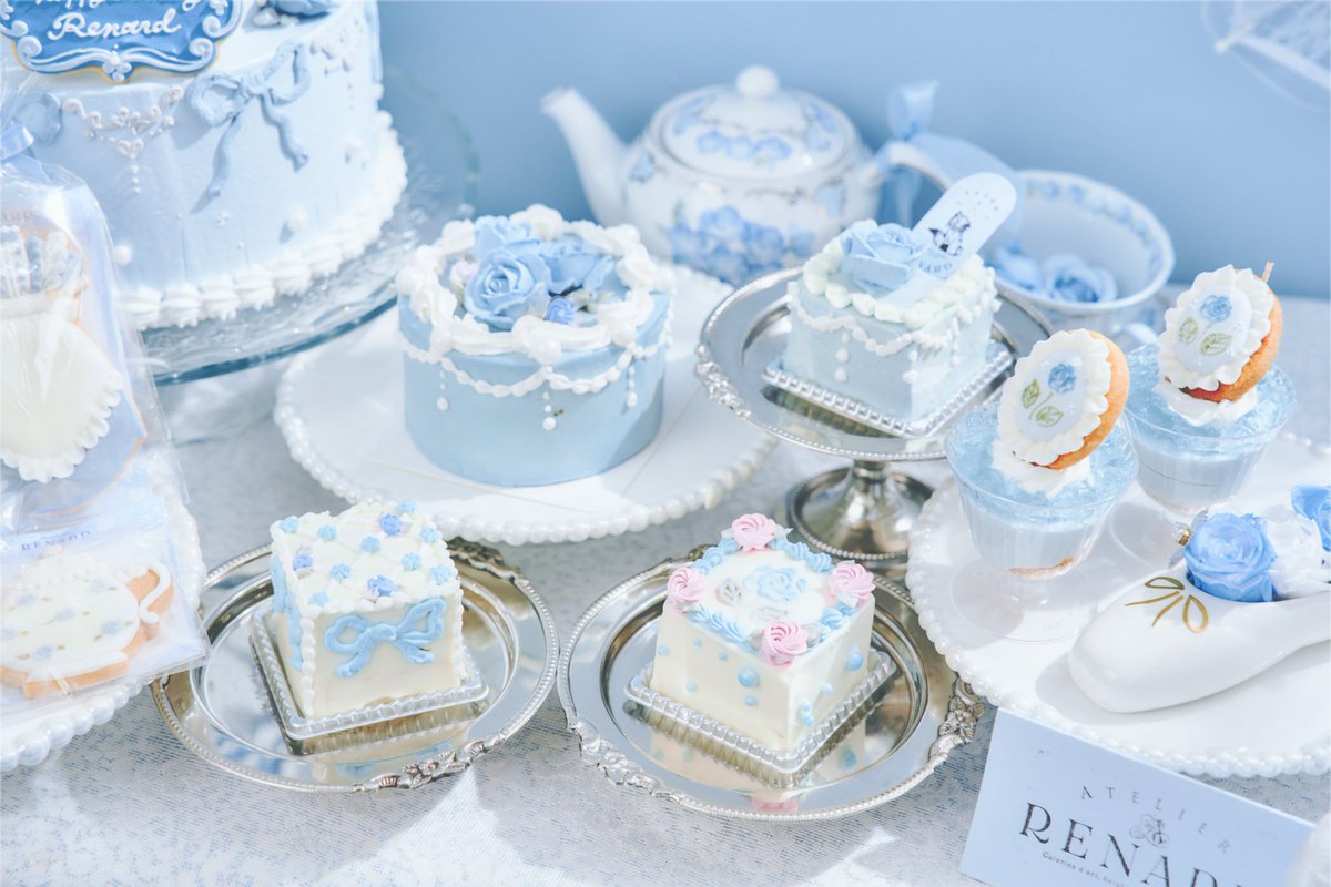 at_renard's tweet photo. ╭──────────.꒰ঌ໒꒱..─╮
　　　　　𝐍𝐄𝐖 𝐎𝐏𝐄𝐍 
╰─.꒰ঌ໒꒱.. ─────────╯

salon de RENARD 店内に
プチカフェが遂にオープン🍰˚⟡˙⋆

レナード初のオリジナルケーキと
メイド服やティーポットのアイシングクッキーが、テイクアウトでお楽しみいただけるようになりました🥣

一つひとつ丁寧に絞られたフリルや薔薇は、さっぱり食べられる甘さの生クリームで絶品🍽️💭

サロンご利用の方はもちろん、
テイクアウトのみでもお気軽にお立ち寄りください｡✧｡･ﾟ

ご褒美おうちカフェや贈り物にぴったりなプチレナード🫖
皆さまのご来店を心よりお待ちしております。　　

🪽〒150-0001 東京都渋谷区神宮前３丁目２７−１７ WELL原宿 3階　salon de RENARD