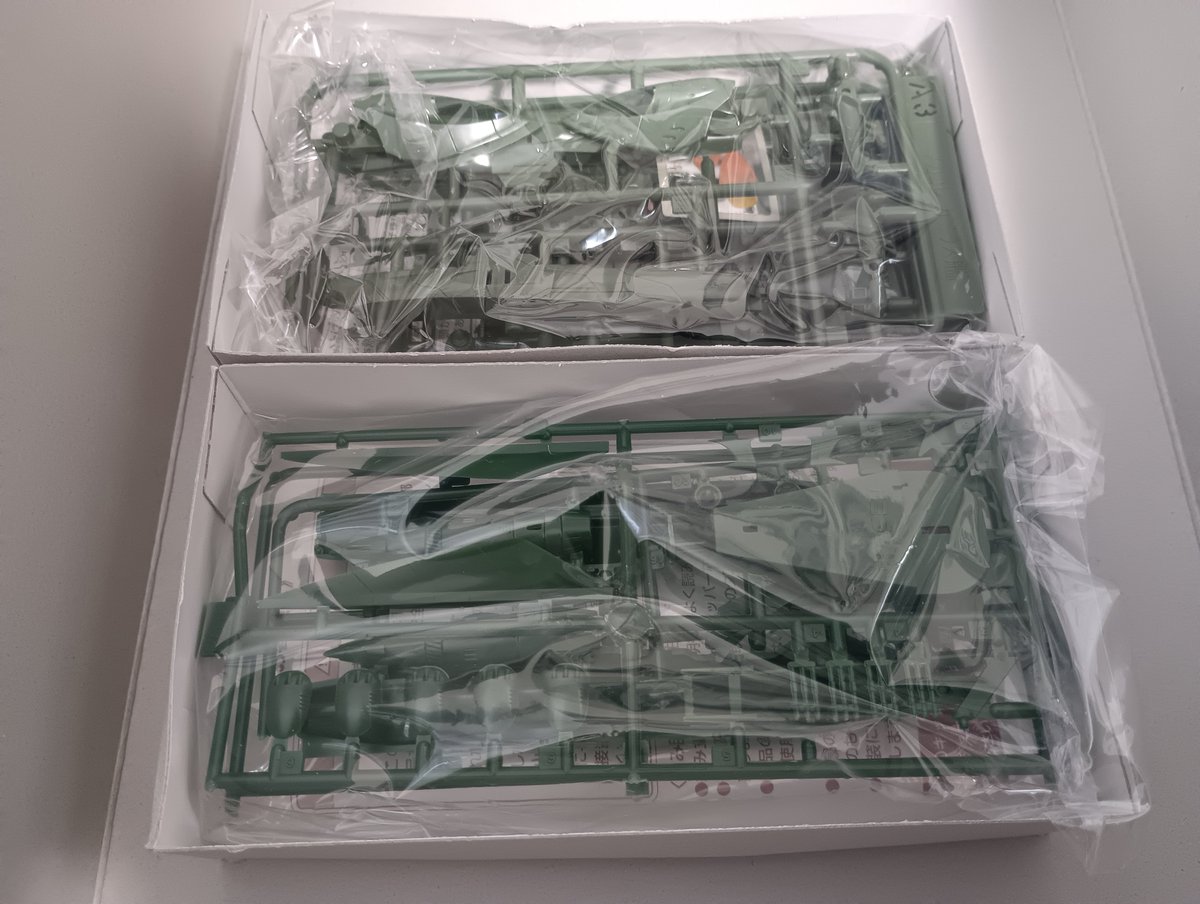 SubModoki's tweet photo. メカコレ新旧ガミラス艦比較
全然成形色の色違いますね。
分割は旧作の方が少ないです。
精度や組みやすさは新しい分2199が勝りますがオマケの付いてる旧作も捨てがたいですね...
#ヤマト　#メカコレ　#ガミラス https://t.co/D8fKUTkOrp