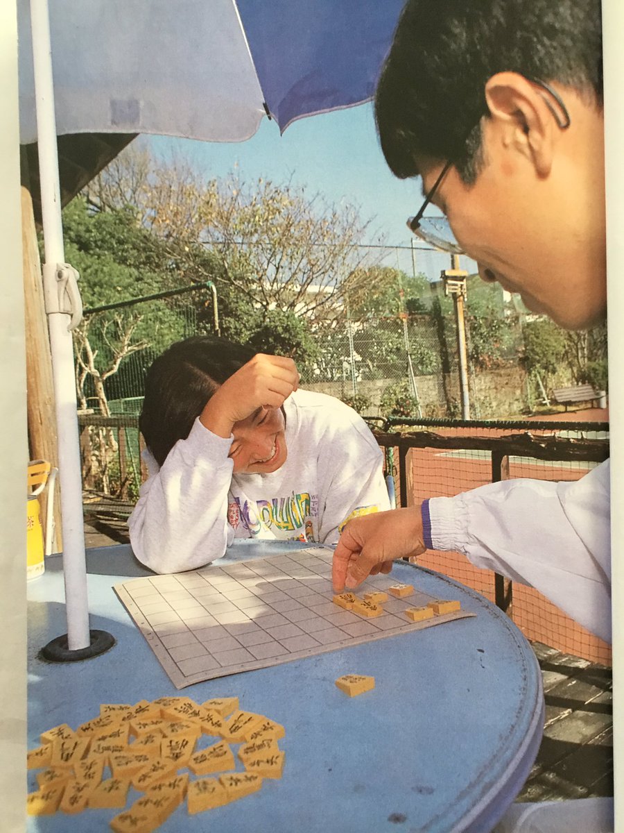 NoboruTama0505's tweet photo. 写真は、1993年に「将棋世界」誌に載った。将棋を愛好するテニスプロの杉山愛(左＝当時18)に、棋士の富岡英作は定跡を教えたり易しい詰将棋を出題した。杉山が好きな駒は、縦横に動く飛車。テニスでも難球を追いかけてコートを走り回る。やがて杉山は実力をつけ、世界大会で活躍するようになった。 https://t.co/yzsv0HthJa