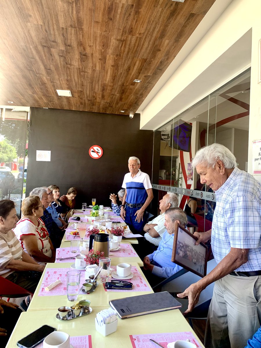 roldelp's tweet photo. Conversamos con l@s ex-alumn@s del Instituto de Ciencias y Artes del Estado, hoy UABJO, ell@s son testigos y memoria viva, en la historia de la máxima casa de estudios de Oax.
Hagamos lo improbable, posible…😀✌️
#UABJO
#Gratuidad
#FaridAcevedoLópez
#UnidadYTransformación https://t.co/vinEpF6jwm