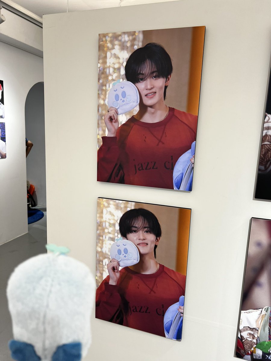letterformrk's tweet photo. 마크 생일 전시회
aka 부훙이의 아이돌 선배님 견학
예쁜 사진 너무 많아서 잘 배우고 왔다네요 🤭

#FERMATA_1999 
#오랜내여름민형아생일축하해
#AlwayswithMarkLee https://t.co/qOWNmYe1c6