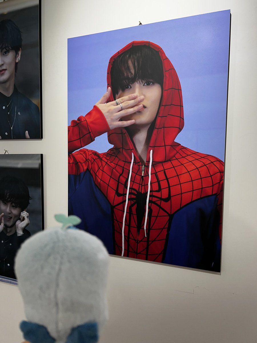letterformrk's tweet photo. 마크 생일 전시회
aka 부훙이의 아이돌 선배님 견학
예쁜 사진 너무 많아서 잘 배우고 왔다네요 🤭

#FERMATA_1999 
#오랜내여름민형아생일축하해
#AlwayswithMarkLee https://t.co/qOWNmYe1c6
