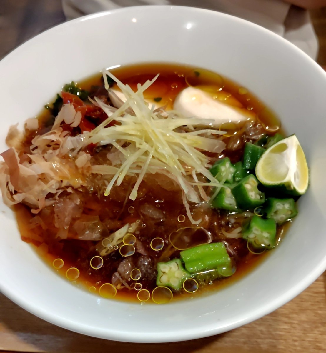 shineglay's tweet photo. 8/1から始まりました、氷昆布水冷やし。
私は塩（味玉TP）、息子は醤油。
これこれ、これですよ、麺屋寛の真骨頂ともいえる氷昆布水。

もう一口目から旨味の大洪水。
そしてこれだけ具材が入ってて1350円は安い。

ごちそうさまです。

（荻窪　麺屋寛） https://t.co/XIHM5HjNoE
