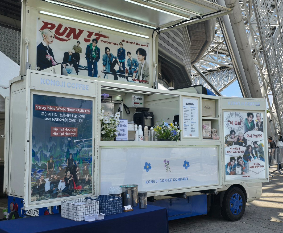 leotteonh's tweet photo. 오늘은 젠틀몬스터,템버린즈,어티슈랑 라이브네이션이 커피차 보내줬다! https://t.co/9kiMI2MB5P